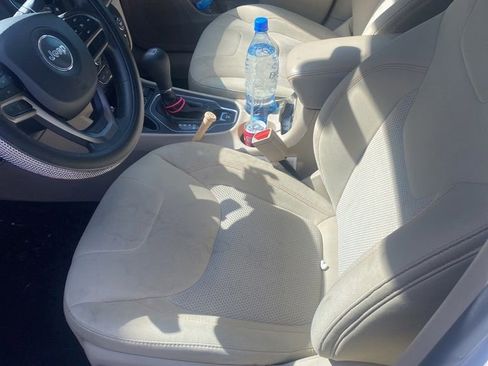 Used 2019 Jeep Cherokee Latitude w/ Popular Appearance Group FWD image 1