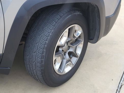 Used 2019 Jeep Cherokee Trailhawk AWD/4WD image 6