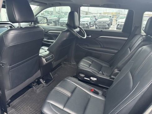 Used 2017 Toyota Highlander SE image 14