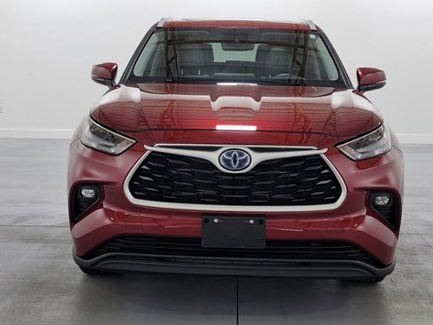 Used 2023 Toyota Highlander XLE AWD/4WD image 3