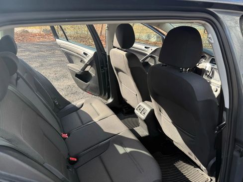 Used 2017 Volkswagen Golf S image 16