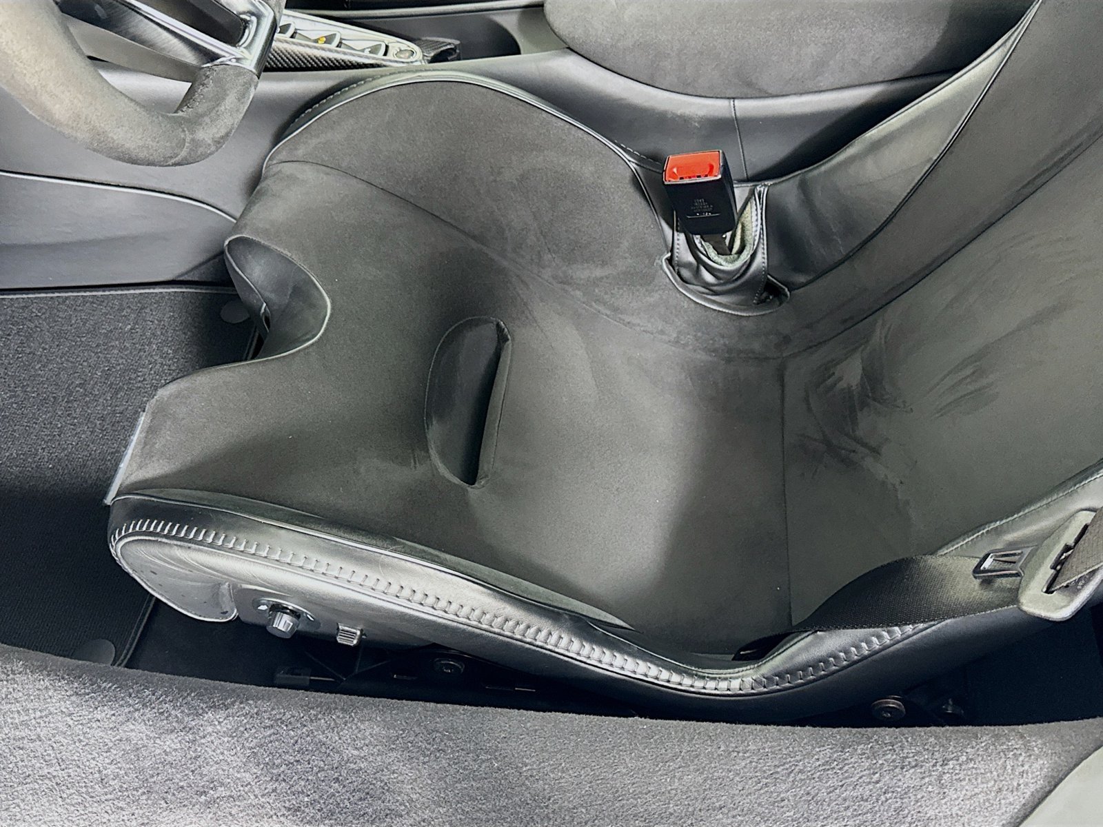 Used 2025 McLaren Artura RWD image 19