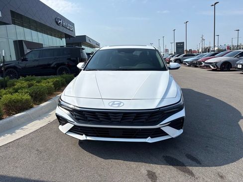 Certified 2025 Hyundai Elantra Limited FWD image 3