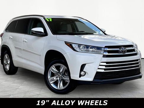 Used 2017 Toyota Highlander Limited image 3