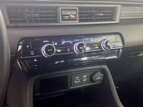 Used 2025 Honda Pilot TrailSport image 15
