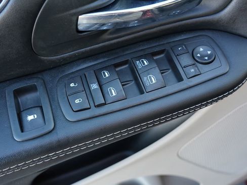 Used 2020 Dodge Grand Caravan SXT w/ Rear Park Assist Package image 16