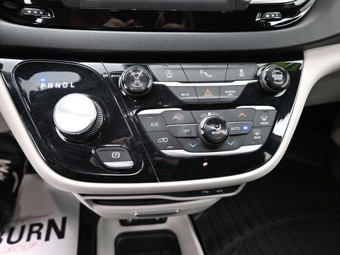 Used 2018 Chrysler Pacifica Touring-L image 9