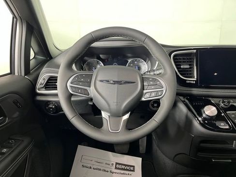 Used 2026 Chrysler Pacifica Select FWD image 19