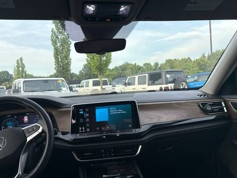 Used 2025 Volkswagen Atlas SE FWD image 21