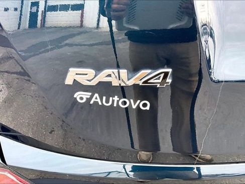 Used 2018 Toyota RAV4 XLE image 33