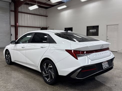 Used 2024 Hyundai Elantra Limited image 17