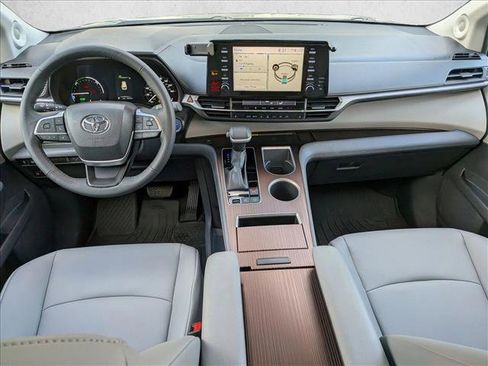 Used 2022 Toyota Sienna XLE image 21