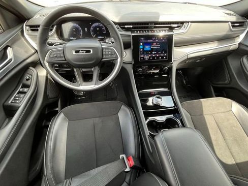 Used 2023 Jeep Grand Cherokee Altitude AWD/4WD image 9
