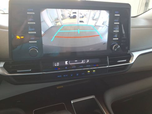 Used 2021 Toyota Sienna LE w/ LE Plus Package FWD image 31