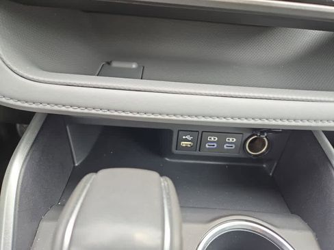 Used 2022 Toyota Highlander XLE AWD/4WD image 26
