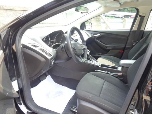 Used 2016 Ford Focus SE w/ SE Sport Package FWD image 13