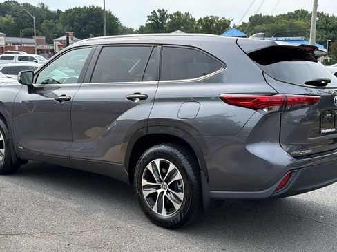 Used 2023 Toyota Highlander XLE AWD/4WD image 3
