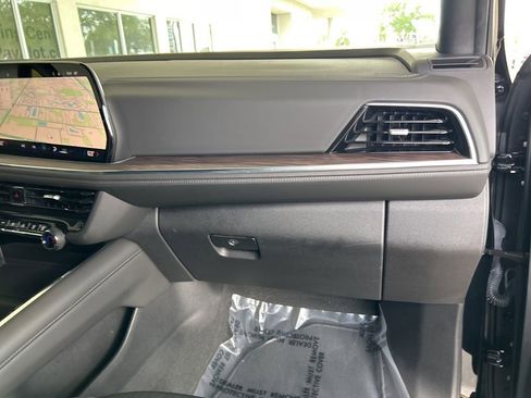 Used 2025 Chevrolet Suburban LS image 25