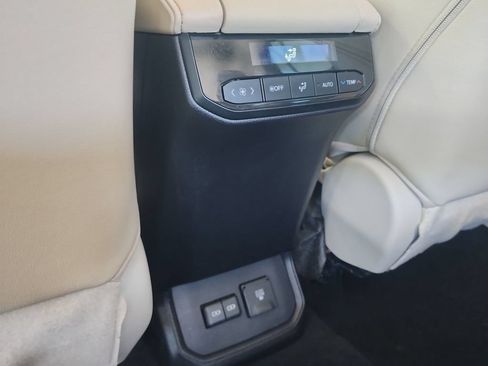 Used 2023 Toyota Highlander Limited FWD image 21