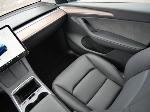 Used 2024 Tesla Model Y Long Range image 11