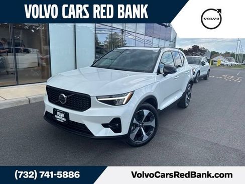 Used 2025 Volvo XC40 B5 Plus AWD/4WD image 1