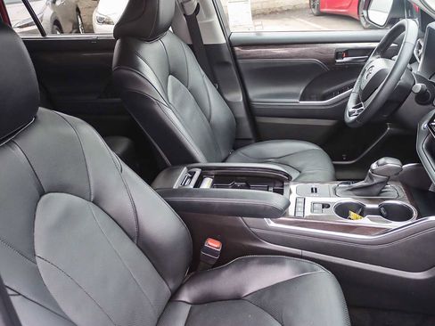 Used 2022 Toyota Highlander Limited image 16