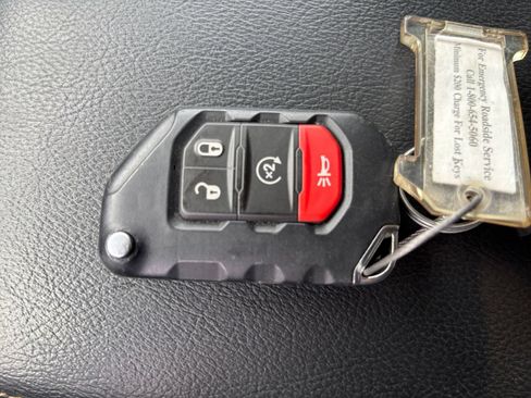 Used 2025 Jeep Wrangler Unlimited Sahara AWD/4WD image 24