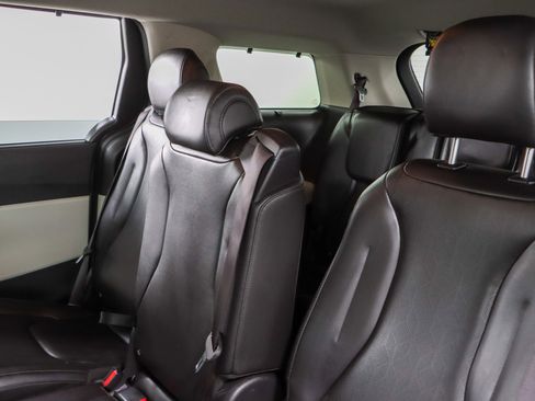 Used 2024 Kia Carnival EX FWD image 24