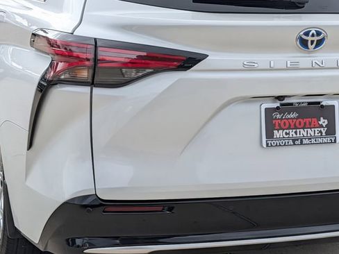 Used 2024 Toyota Sienna Platinum FWD image 8