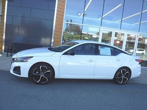 Used 2023 Nissan Altima 2.5 SR image 2