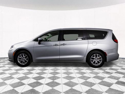 Used 2023 Chrysler Pacifica Touring-L image 11