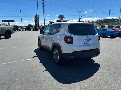 Used 2016 Jeep Renegade Latitude w/ Cold Weather Group FWD image 4