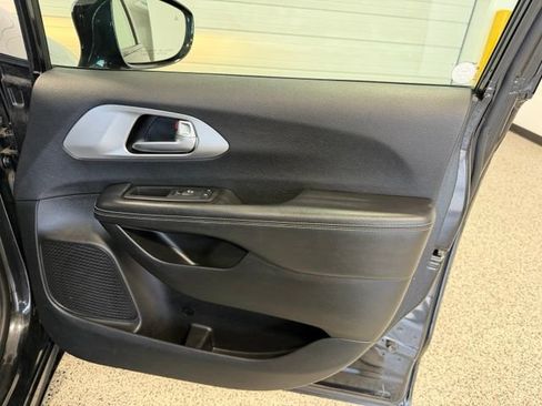 Used 2018 Chrysler Pacifica Touring-L w/ Premium Audio Group FWD image 23