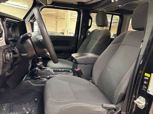 Used 2025 Jeep Wrangler Unlimited Sahara AWD/4WD image 27