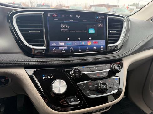 Certified 2024 Chrysler Pacifica Select image 17