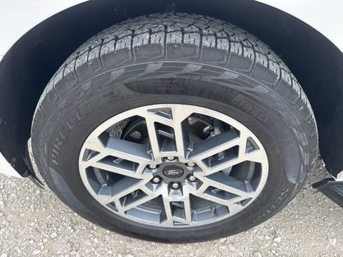 Used 2025 Ford Expedition Active AWD/4WD image 32