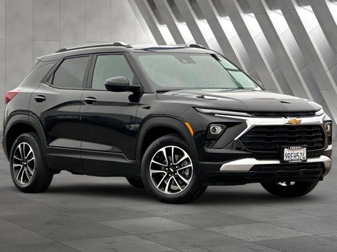 Used 2025 Chevrolet TrailBlazer LT image 1
