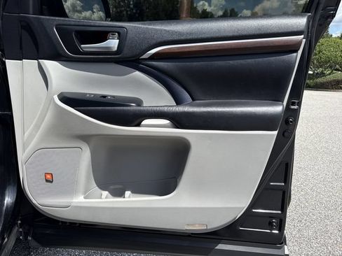 Used 2016 Toyota Highlander Limited FWD image 29