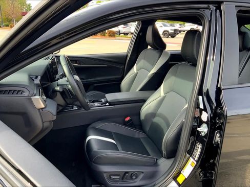 Used 2025 Toyota Camry SE image 8