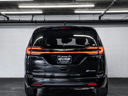 Used 2024 Chrysler Pacifica Limited FWD image 4