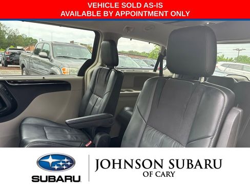 Used 2015 Chrysler Town & Country Limited Platinum FWD image 18