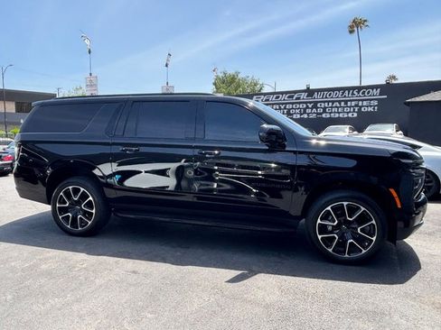 Used 2025 Chevrolet Suburban RST w/ Comfort Package AWD/4WD image 19