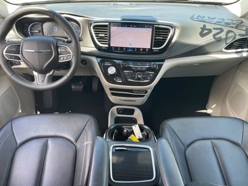 Used 2024 Chrysler Pacifica Limited FWD image 31