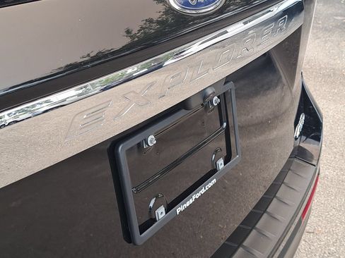 Used 2022 Ford Explorer XLT w/ Equipment Group 202A AWD/4WD image 5