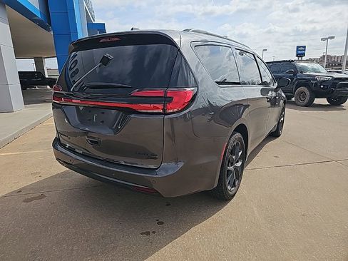 Used 2021 Chrysler Pacifica Limited w/ Uconnect Theater Family Group image 8