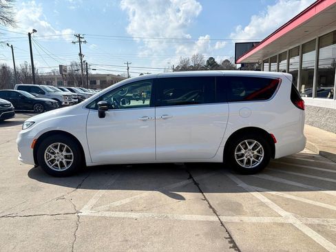 Used 2024 Chrysler Pacifica Touring-L image 7