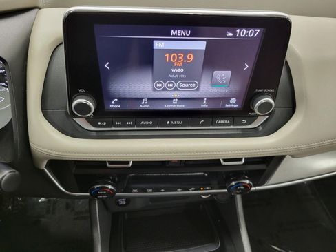 Used 2025 Nissan Rogue SV image 8