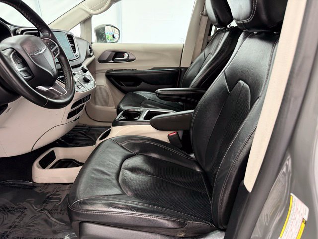 Used 2022 Chrysler Pacifica Touring-L FWD image 12