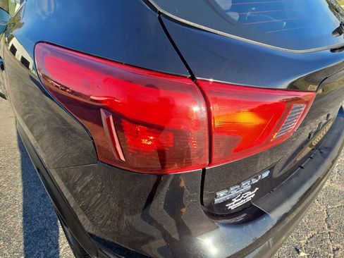 Used 2018 Nissan Rogue Sport S image 30