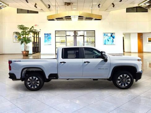 Used 2022 Chevrolet Silverado 2500 Custom w/ Custom Convenience Package AWD/4WD image 4